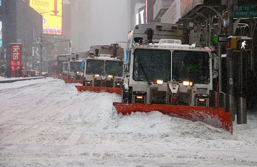 إنكار ترامب للتغير المناخي يعود للواجهة.. عاصفة شتوية هائلة تضرب الولايات المتحدة وتحصد 14 ضحية